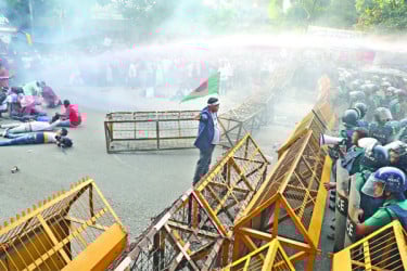 শিক্ষকদের ওপর পুলিশের লাঠিচার্জ জলকামান