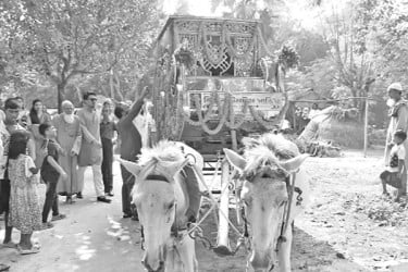ঘোড়ার গাড়িতে এলেন বর