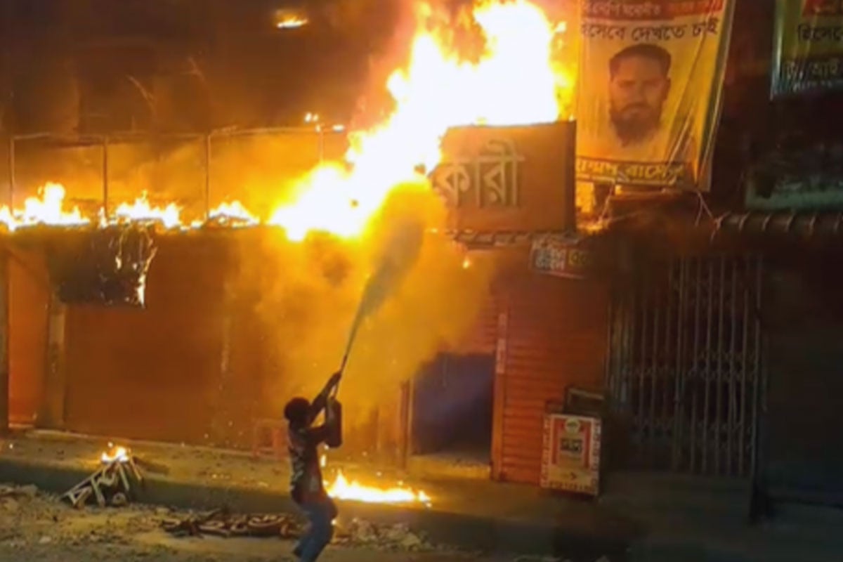 মধ্যরাতে পুরান ঢাকার বংশালে অগ্নিকাণ্ড