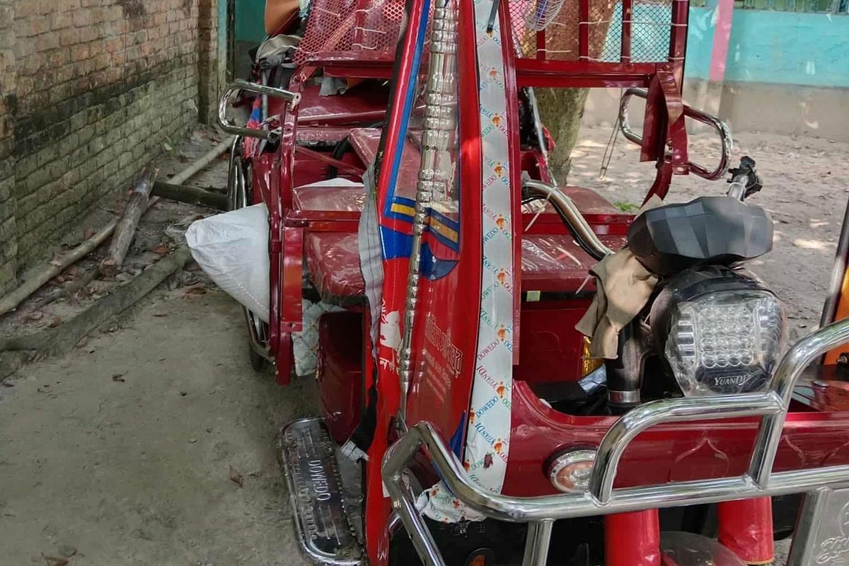 হরিণাকুন্ডুতে সড়ক দুর্ঘটনায় এক নারী নিহত, আহত ২