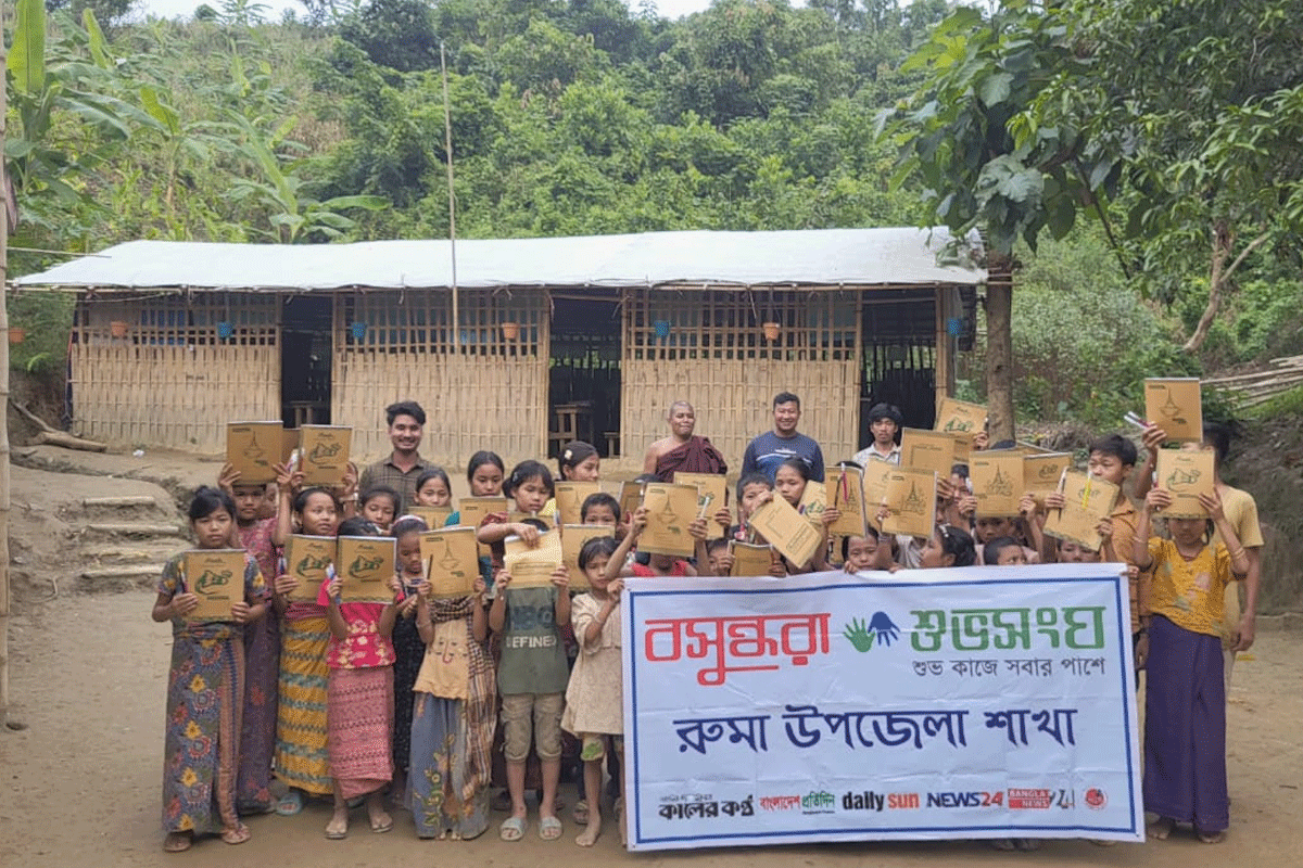 রুমায় বসুন্ধরা শুভসংঘের শিক্ষা উপকরণ বিতরণ
