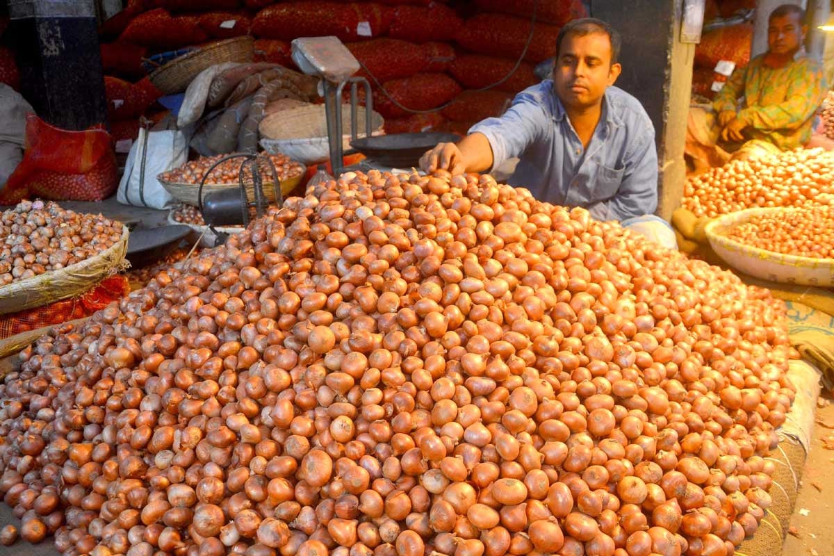 বগুড়ায় থামছে না পেঁয়াজের ঝাঁজ, বিপাকে ক্রেতা
