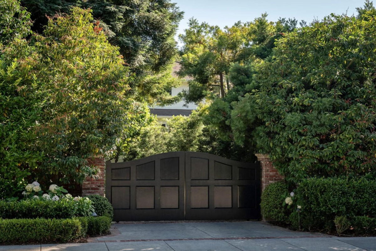 প্রতিবেশীদের অভিযোগে বন্ধ হলো জাকারবার্গের স্কুল!