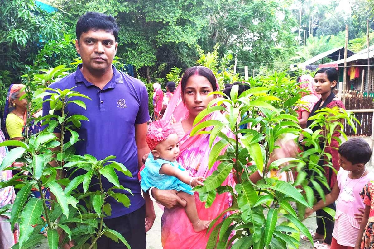 মেয়ের জন্মকে স্মরণীয় রাখতে ২০০ পরিবারে ফলজ চারা উপহার