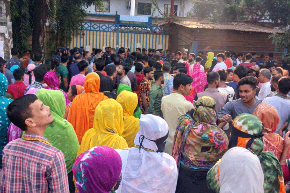 সিদ্ধিরগঞ্জে চাকরিতে পুনর্বহালের দাবিতে শ্রমিকদের বিক্ষোভ