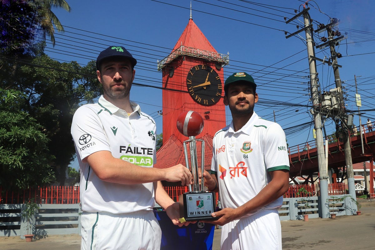 আলী আমজদের ঘড়ির সামনে টেস্ট সিরিজের ট্রফি উন্মোচন