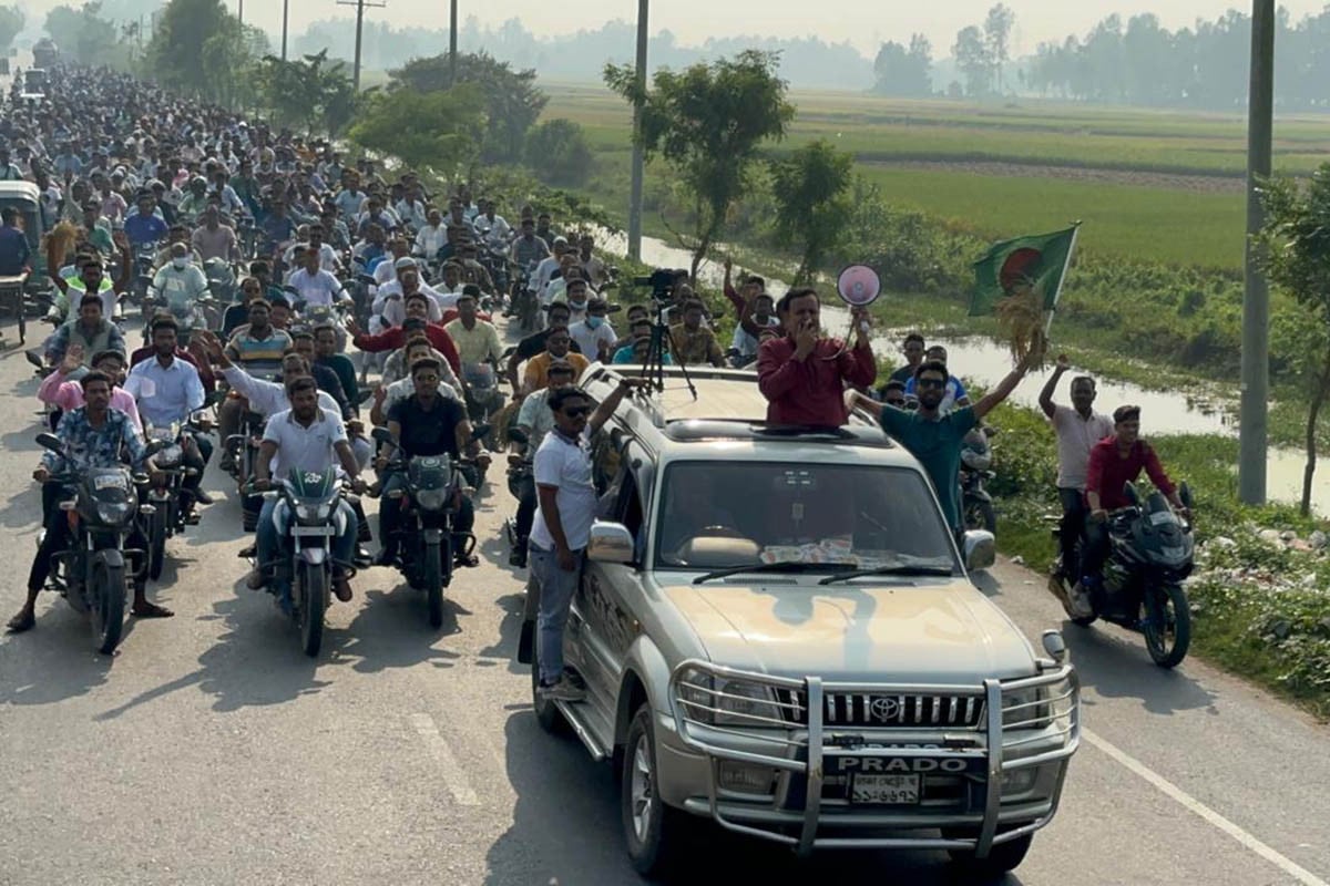 ধানের শীষে ভোট চেয়ে মোশারফ হোসেনের গণসংযোগ