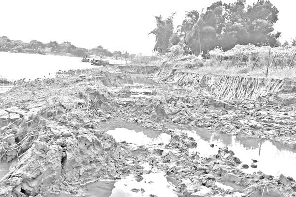 ভাঙন ঝুঁকিতে পুরো গ্রাম