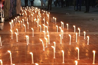 রাতে শহিদ মিনারে শিক্ষকদের মোমবাতি প্রজ্বলন