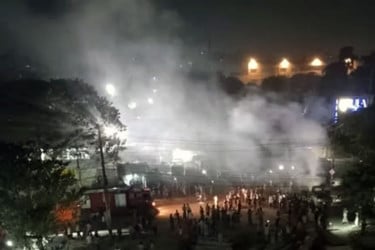 মোহাম্মদপুরে বেড়িবাঁধ এলাকায় গ্যারেজে আগুন