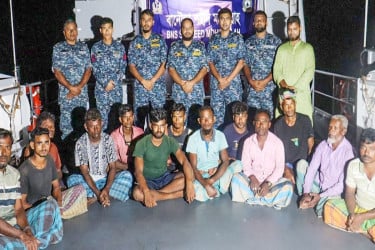 তিন দিন ধরে বঙ্গোপসাগরে ভাসতে থাকা ১৩ জেলে উদ্ধার