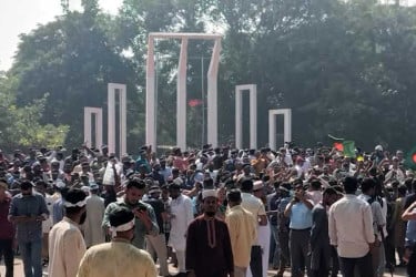 দুই উপদেষ্টার পদত্যাগ দাবিতে শহীদ মিনারে প্রাথমিকের শিক্ষকরা