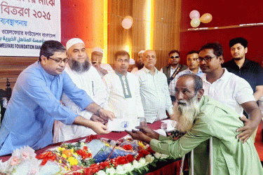 বগুড়ায় তিন শতাধিক অসহায় পরিবার পেল অর্থ সহায়তা