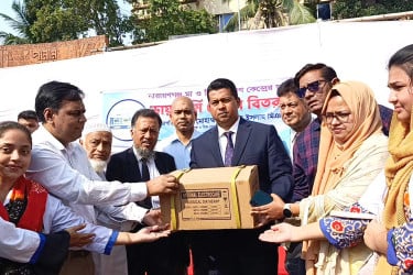 নারায়ণগঞ্জে গর্ভবতী নারীদের স্বাস্থ্যসেবায় ডায়াথার্মি মেশিন বিতরণ