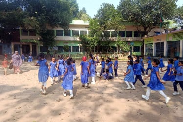 বগুড়ায় প্রাথমিক বিদ্যালয়ের শিক্ষকদের কর্মবিরতি পালন