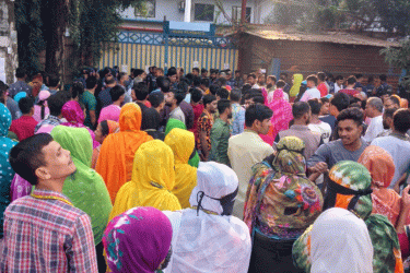 সিদ্ধিরগঞ্জে শ্রমিককে পুনর্বহালের দাবিতে সড়ক অবরোধ