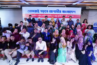 জিপিএ-৫ প্রাপ্ত কৃতি সন্তানদের সংবর্ধনা দিলো আবুল খায়ের গ্রুপ