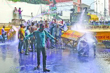 সাউন্ড গ্রেনেড লাঠিচার্জ