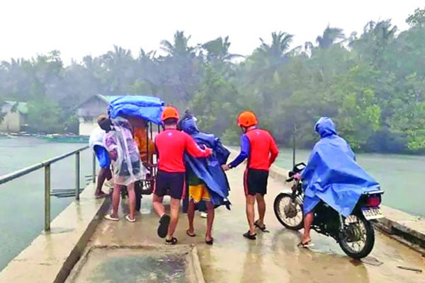 ফিলিপাইনে আঘাত হানছে সুপার টাইফুন