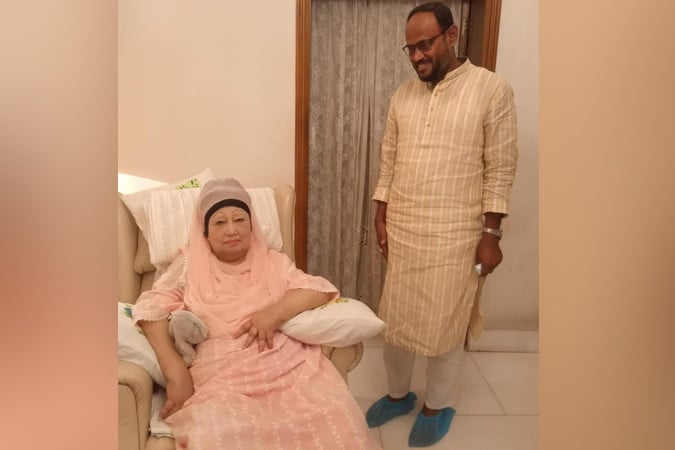 খালেদা জিয়াকে আমন্ত্রণ পত্র পৌঁছে দিলেন টুকু