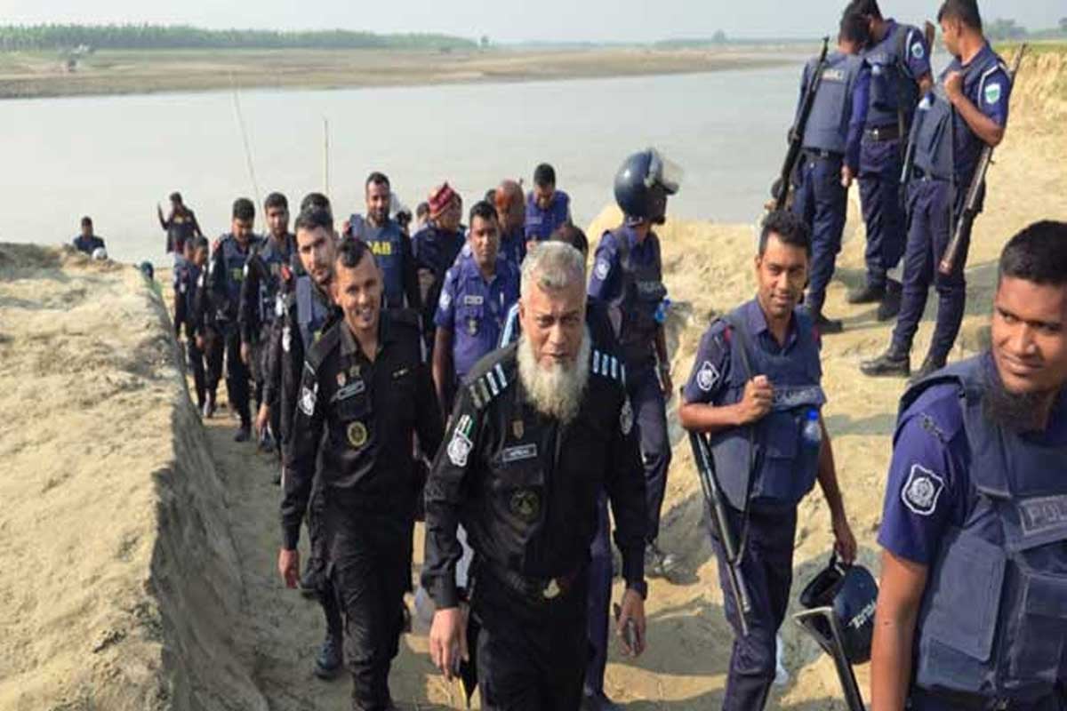 পদ্মার চরে ‘অপারেশন ফার্স্ট লাইট’, গ্রেপ্তার ৬৭