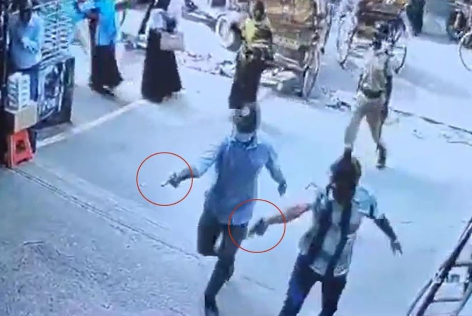 পুরান ঢাকায় সিনেমা স্টাইলে গুলি, যা দেখা গেল সিসি ক্যামেরায়