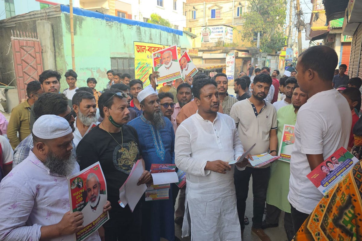 সিদ্ধিরগঞ্জে বিএনপি প্রার্থীর গণসংযোগ ও লিফলেট বিতরণ