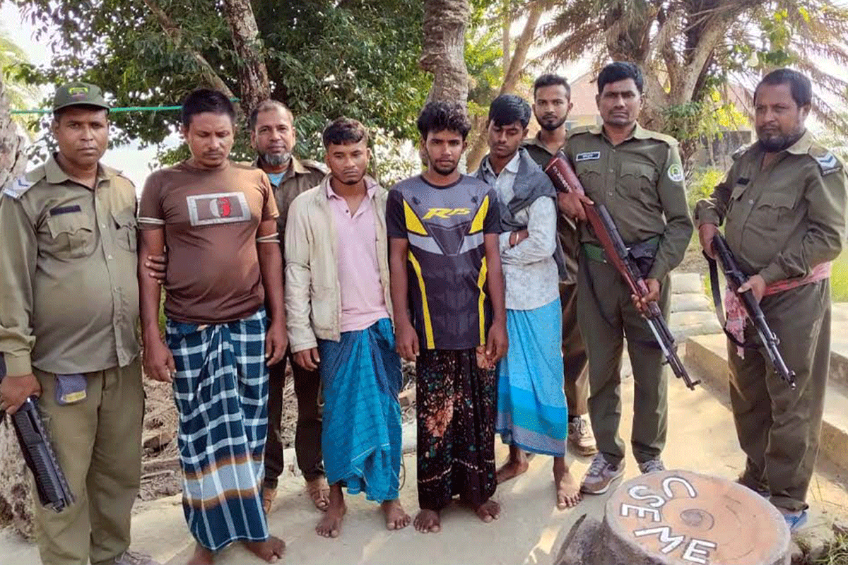 সুন্দরবনের অভয়ারণ্যে মাছ ধরায় ৫ জেলে আটক