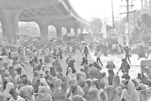 বকেয়া না দিয়েই তিন কারখানা বন্ধ ঘোষণা প্রতিবাদে মহাসড়ক অবরোধ