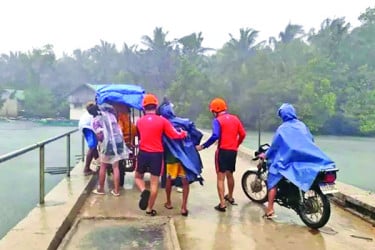 ফিলিপাইনে আঘাত হানছে সুপার টাইফুন