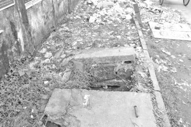 শহরের মোড়ে মোড়ে মৃত্যুফাঁদ