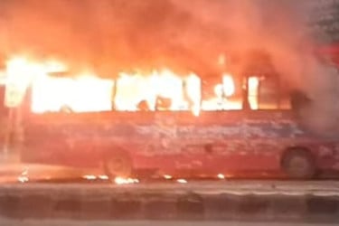 রাজধানীতে দুই বাসে আগুন