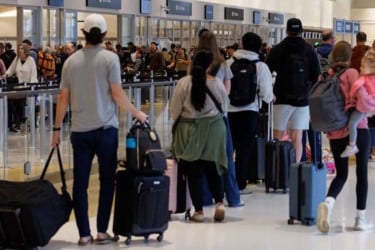 মার্কিন সরকারে শাটডাউন, একদিনে বাতিল ৩ হাজার ৩০০ ফ্লাইট