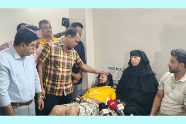 পঙ্গু ছেলে ও ক্যানসারে আক্রান্ত মায়ের পাশে তারেক রহমান