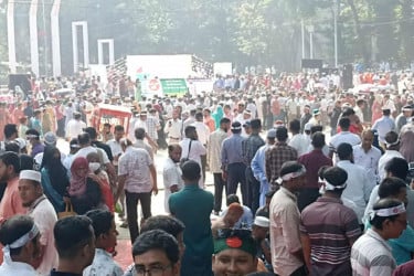 দশম গ্রেডসহ তিন দাবি, তৃতীয় দিনের মতো শহীদ মিনারে প্রাথমিক শিক্ষকদের অবস্থান