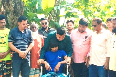 বগুড়ায় দুই পা হারানো আহাদের পাশে সাবেক এমপি মোশারফ