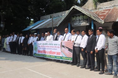 শরীয়তপুরে আইনজীবী সমিতিসহ দু’টি স্থানে বোমা হামলার প্রতিবাদে বিক্ষোভ