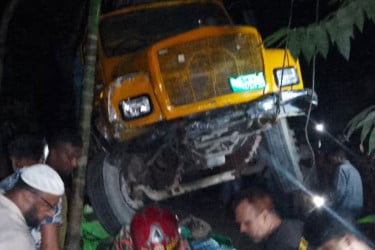 ট্রাক-সিএনজি-অটোরিকশার ত্রিমুখী সংঘর্ষ, নিহত ৩