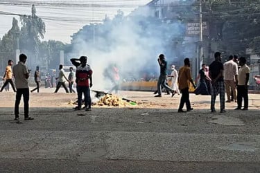 সাভারে তিন পোশাক কারখানা বন্ধ ঘোষণা, শ্রমিকদের মহাসড়ক অবরোধ