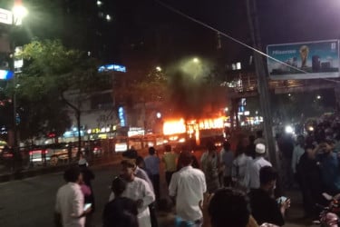 ধানমন্ডিতে ল্যাবএইড হাসপাতালের সামনে বাসে আগুন