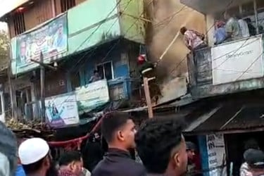 উখিয়ায় অগ্নিকাণ্ডে ব্যবসায়ীর মৃত্যু, বাড়িসহ ২৫ দোকান পুড়ে ছাই
