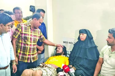 পঙ্গু ছেলে ও ক্যানসারে আক্রান্ত মায়ের পাশে তারেক রহমান