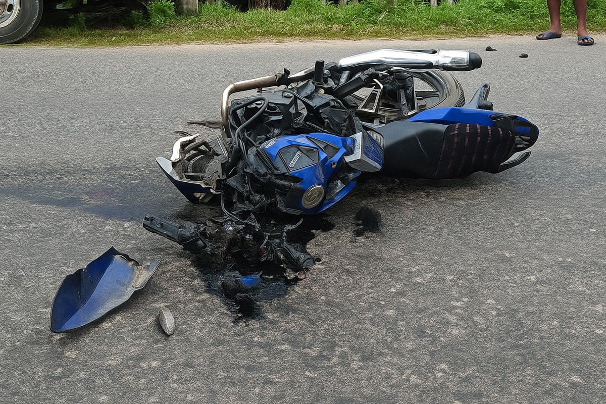 নোয়াখালীতে পথচারী নারীকে বাঁচাতে গিয়ে দুই তরুণের মৃত্যু