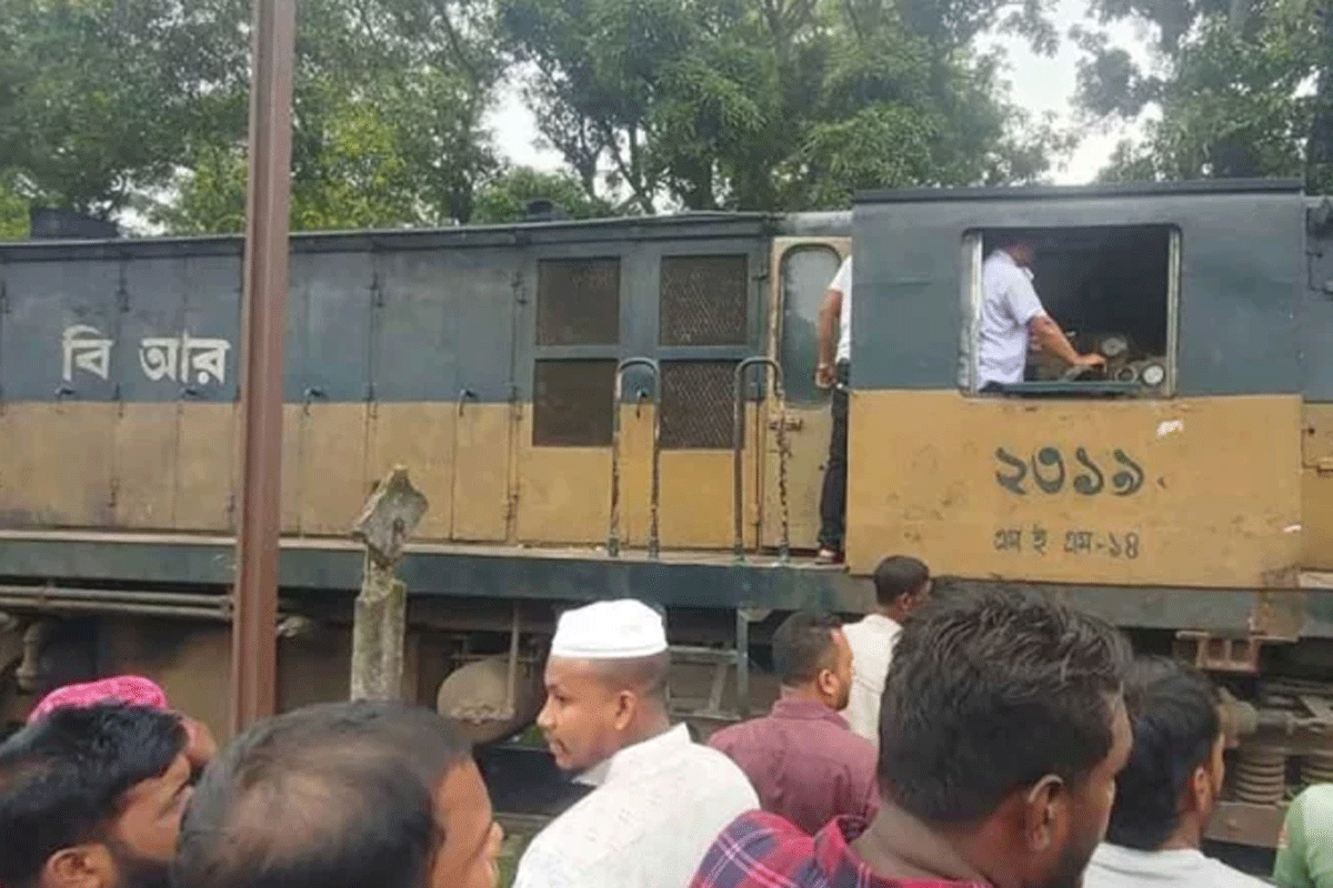 ৪ ঘণ্টা পর ময়মনসিংহ-নেত্রকোনা ট্রেন চলাচল শুরু