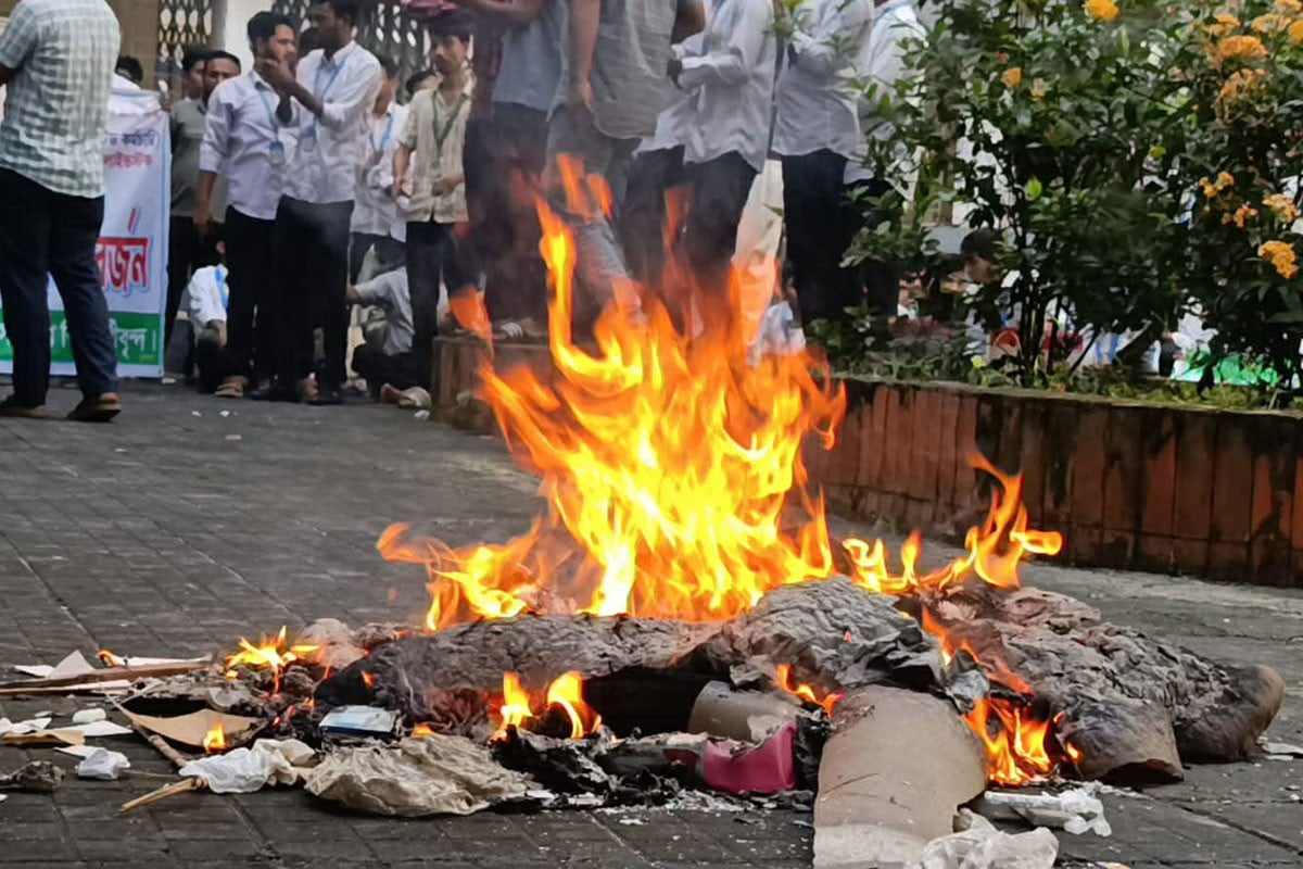 নেত্রকোনায় নিয়োগবিধিমালা সংশোধনের দাবিতে ক্লাস বর্জন, তালাবদ্ধ অধ্যক্ষ