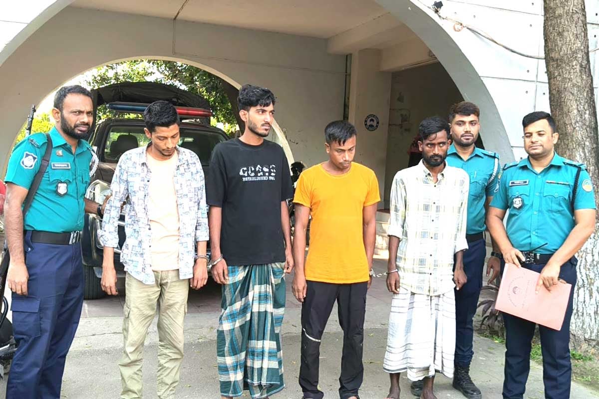 গাজীপুরে ৪ ডাকাত গ্রেপ্তার