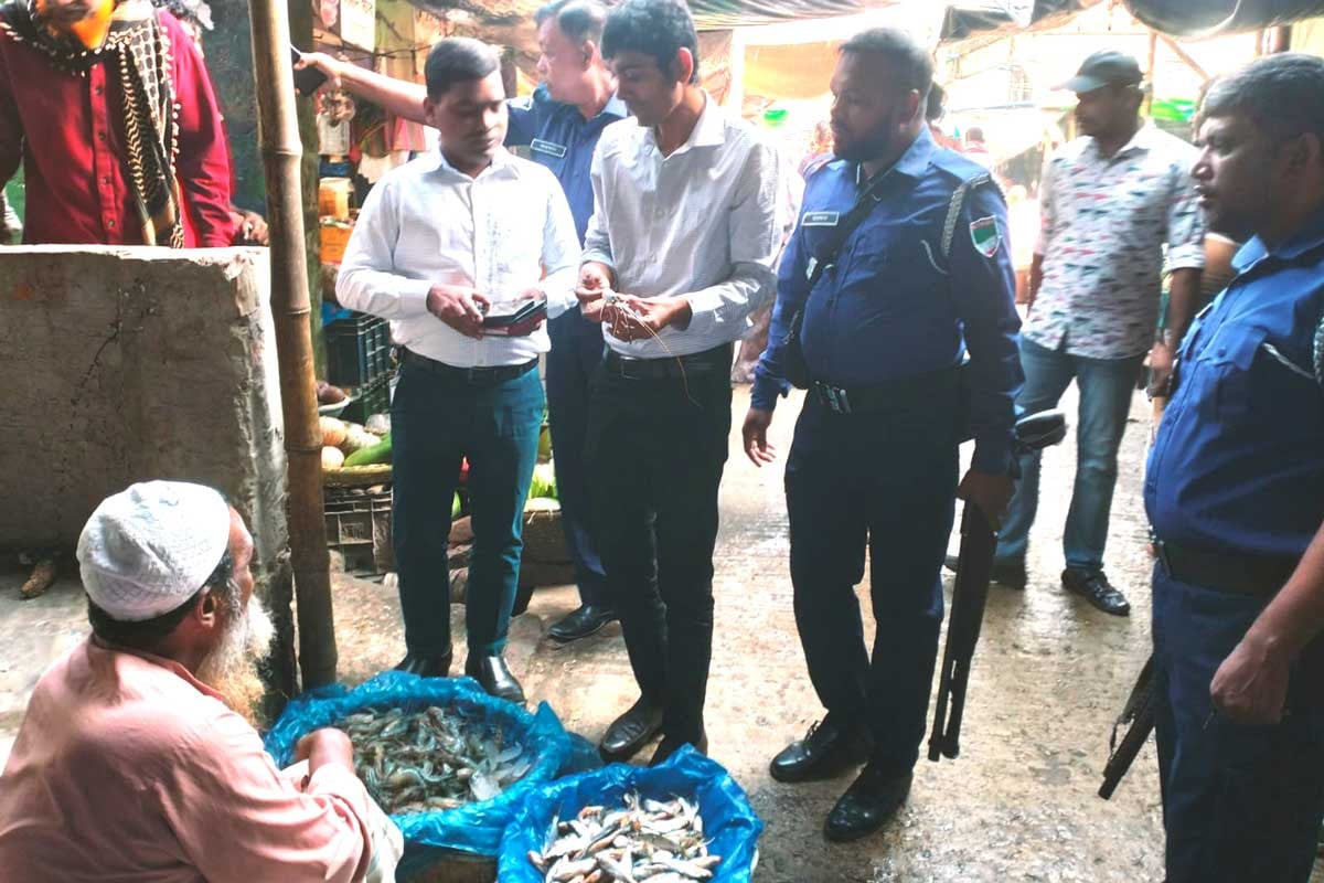 কুষ্টিয়ায় চিংড়িতে জেলি, ৬ ব্যবসায়ীকে জরিমানা