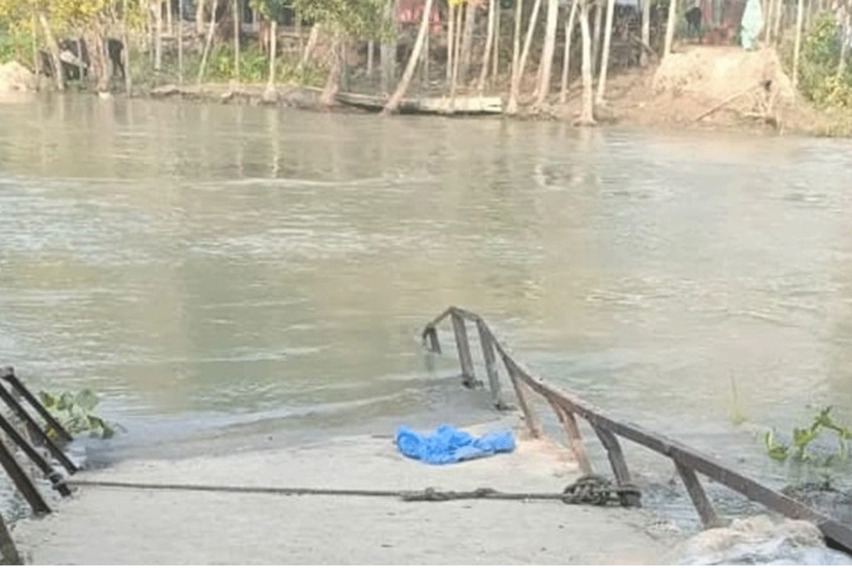 ট্রলারের ধাক্কায় ব্রিজ ভেঙে খালে, তিন গ্রামের মানুষ বিপাকে