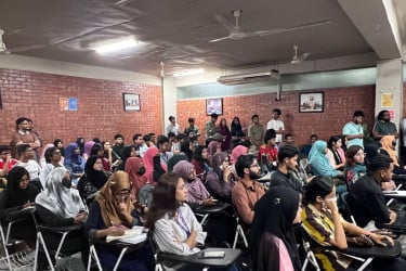 একাডেমিক লেখায় দক্ষতা অর্জন নিয়ে কর্মশালা অনুষ্ঠিত