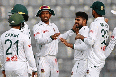 লাঞ্চ বিরতি থেকে ফিরে ২ উইকেট হারল আয়ারল্যান্ড